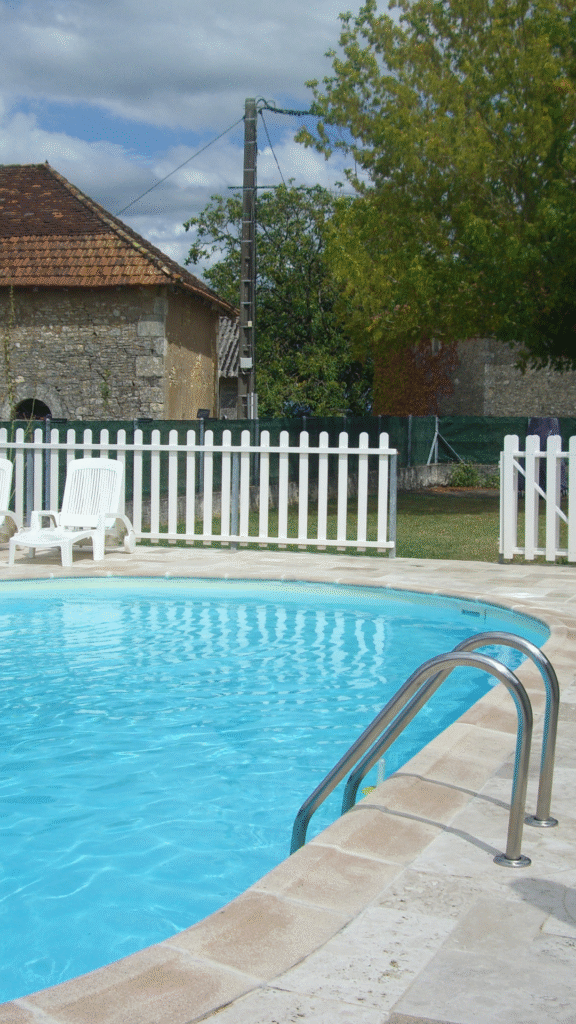 alt=Location de vacances à Cubjac, Dordogne : gîte avec piscine, jardin et grande capacité pour familles ou amis.